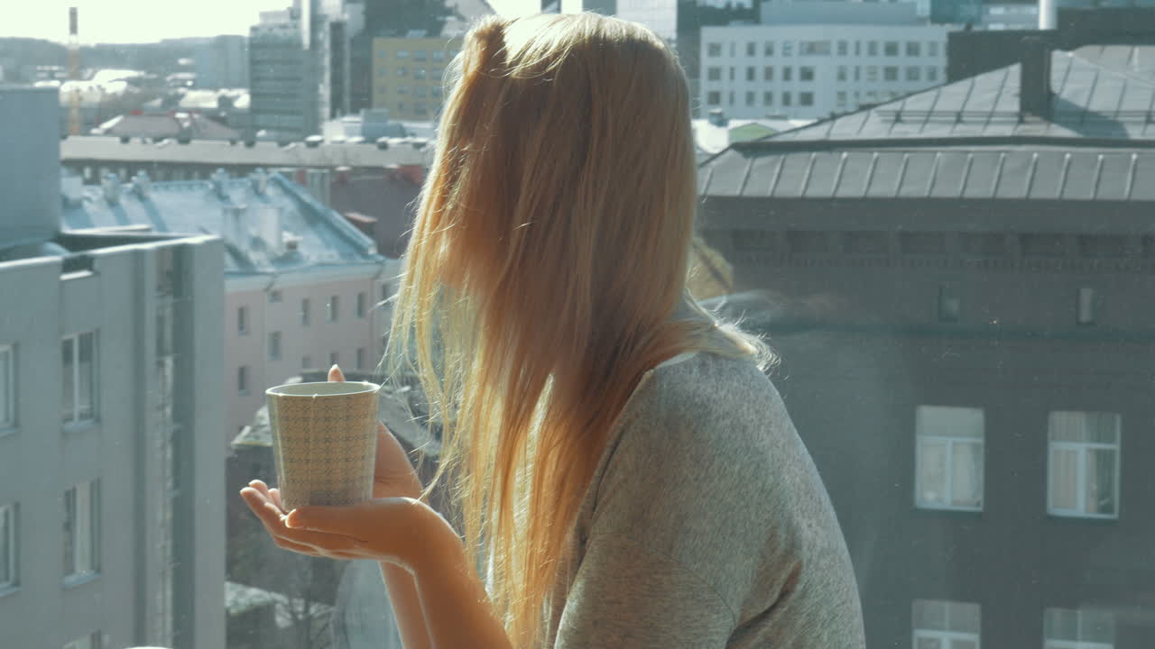 relajándose con té y vistas a la ciudad natal