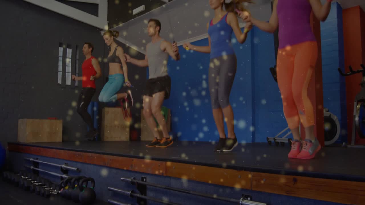 Fitness sınıf arkadaşları, bir sinyal üzerine halatları sallayarak egzersiz hızlarını senkronize ediyor.