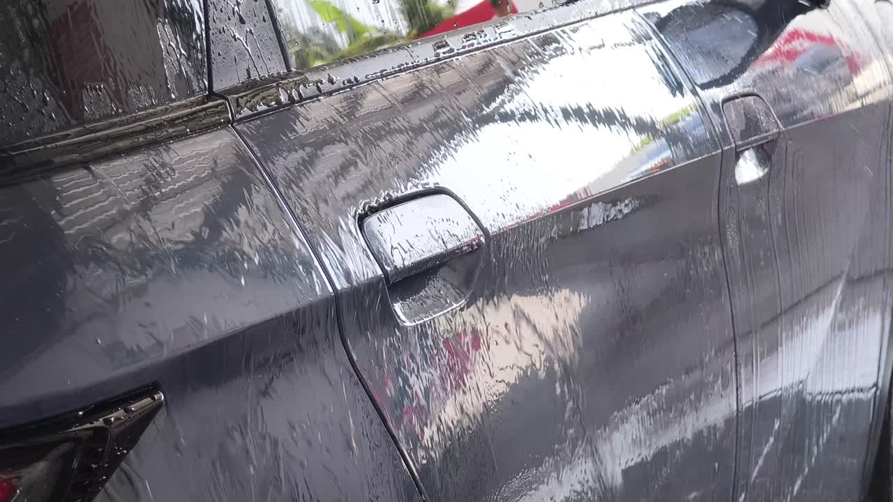 coche siendo lavado en un lavado de coches