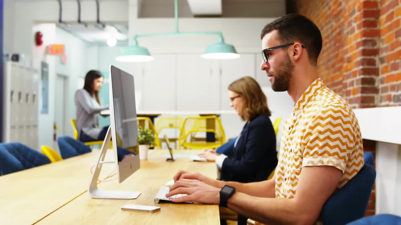 animación del procesamiento de datos financieros sobre diversas personas de negocios en la oficina