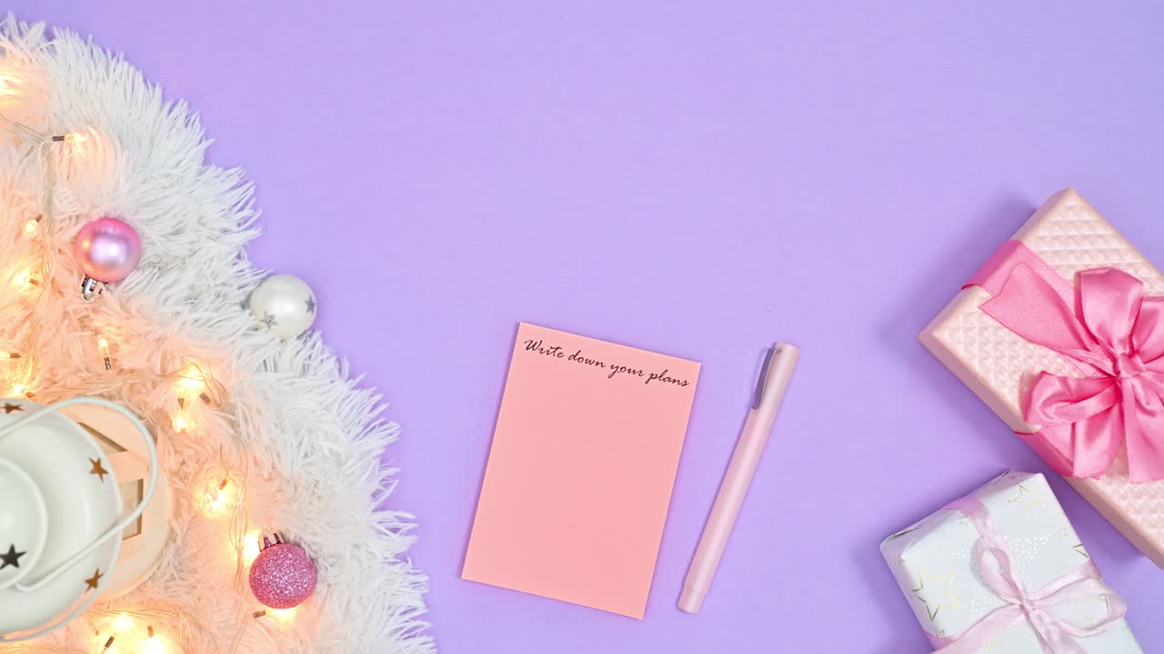 список желаний на новый год и рождественское украшение на фиолетовую тему.