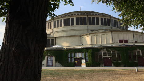 Enthüllung-Aus-Blättern-Und-Baum-Der-Hundertjährigen-Hall-Hala-Stulecia