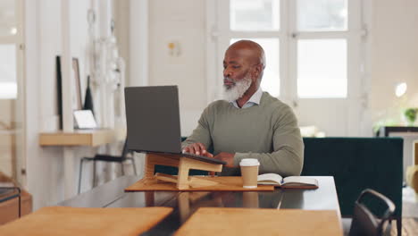 Correo-Electrónico,-Comunicación-Y-Hombre-Negro-Con-Una-Computadora-Portátil