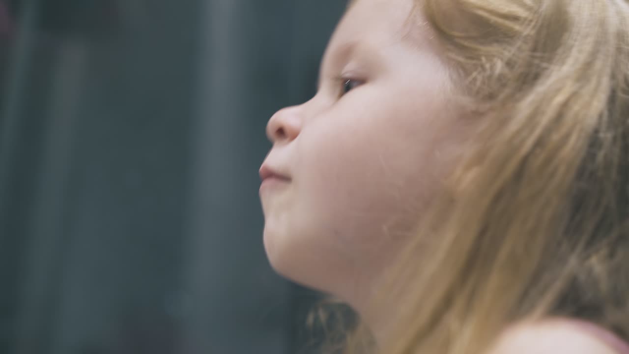 chica graciosa gárgaras dolor de garganta en el baño ligero en casa