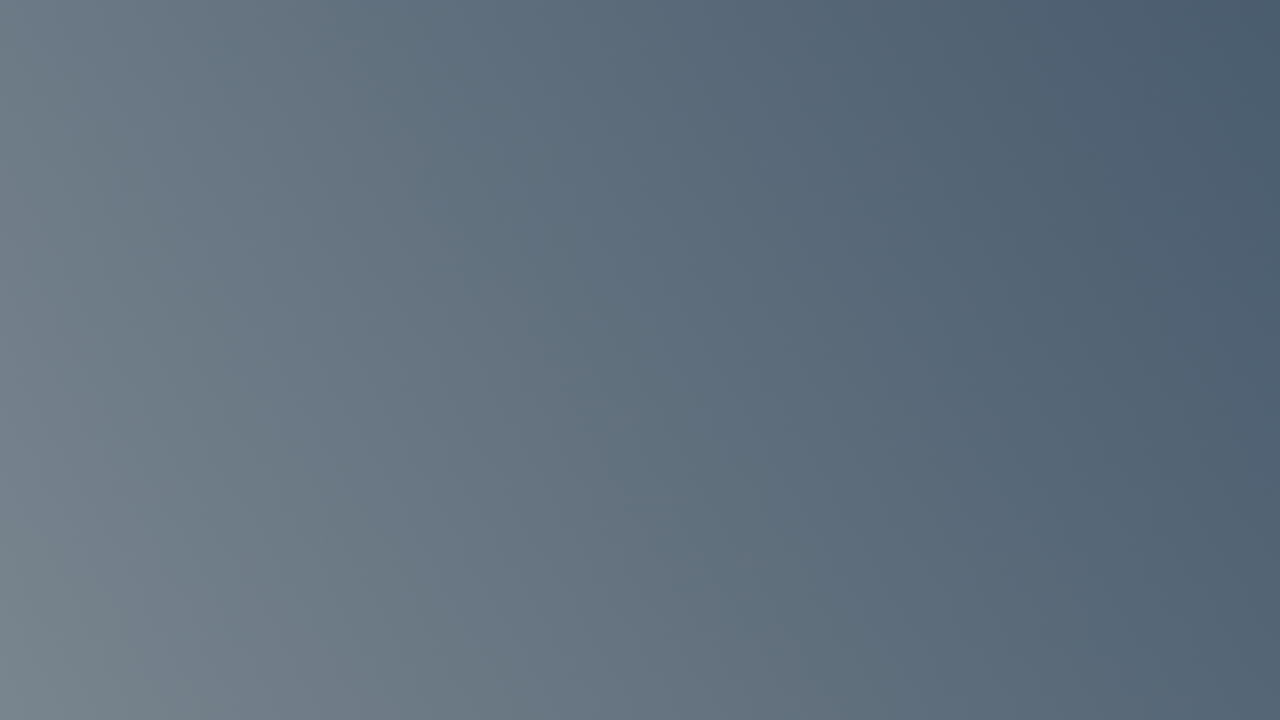 하늘을 가로지르는 야구공의 슬로우 모션 미디엄 샷