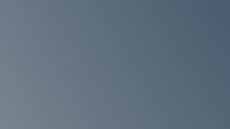 mittlere zeitlupenaufnahme eines durch den himmel fliegenden baseballs