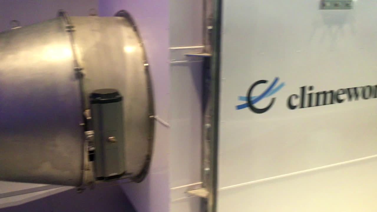 машина для улавливания углерода музей науки, лондон компания climeworks имеет 15 объектов в европе, каждый из которых имеет до 18 установок, ежегодно удаляющих из атмосферы 30 тонн со2 - столько же, сколько производят шесть домов