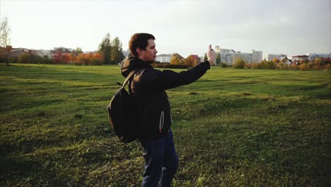 hombre tomando una selfie en un parque
