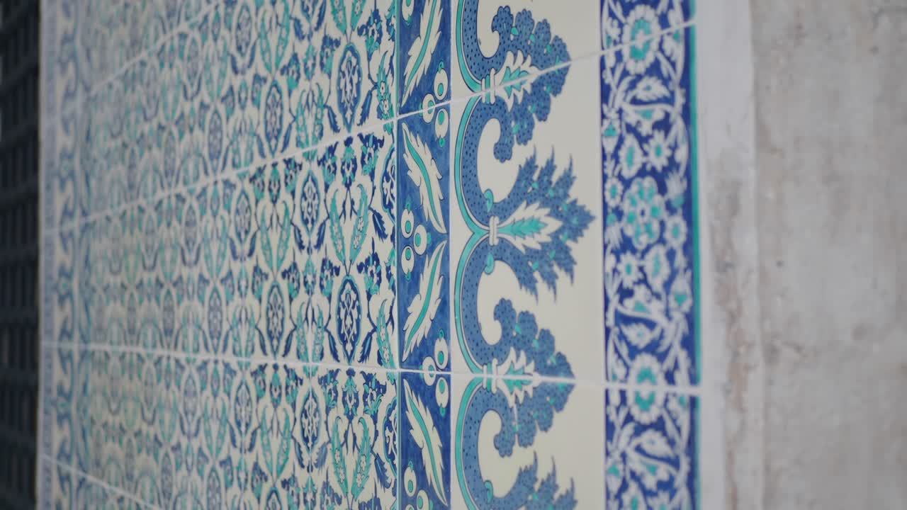 pared de azulejos azules y blancos con patrones intrincados