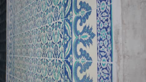 pared de azulejos azules y blancos con patrones intrincados