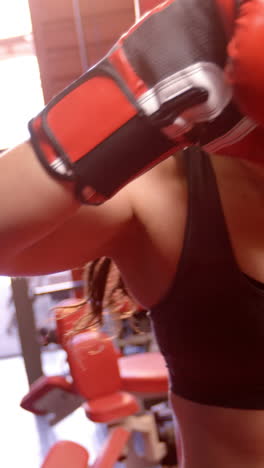 una boxeadora cansada de pie en el ring