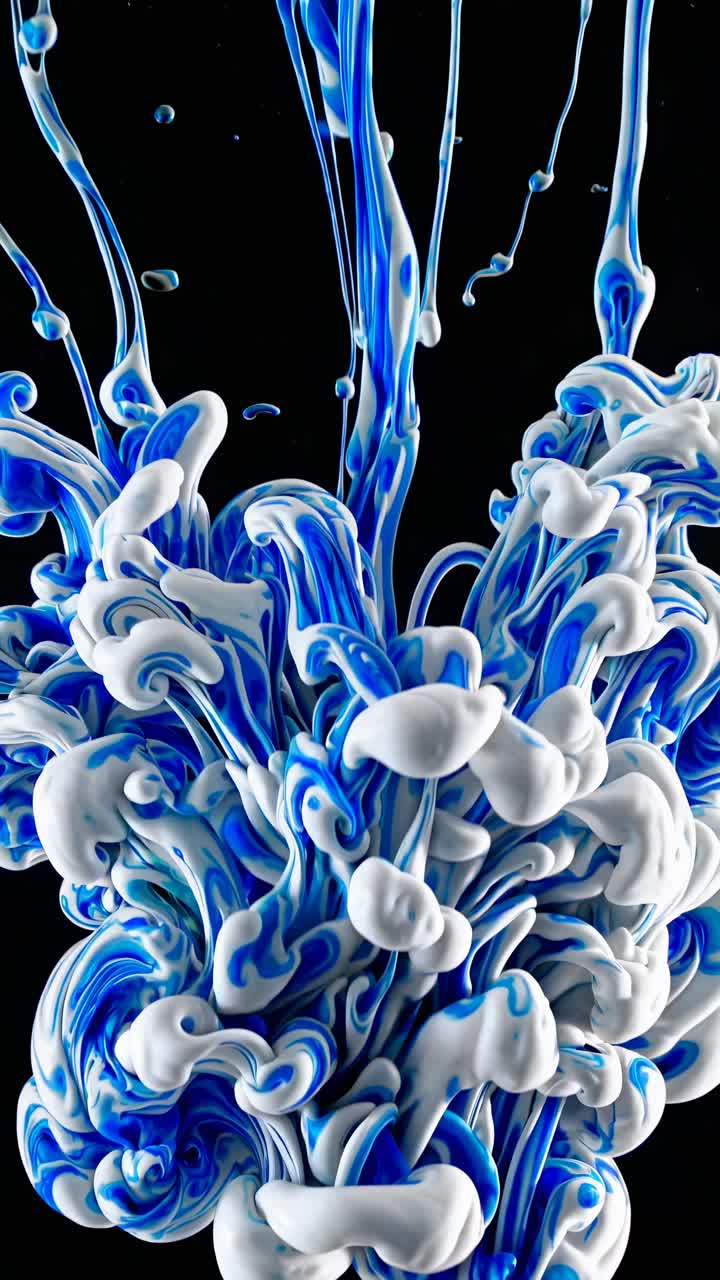 Video astratto di inchiostro blu e bianco che si mescola nell'acqua, ripreso da una visuale dal basso