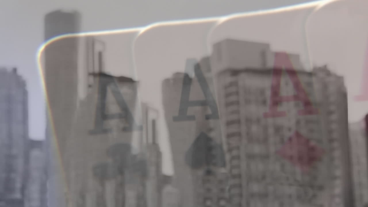 도시 풍경 위에서 카드 놀이를 하는 네 명의 에이스의 애니메이션