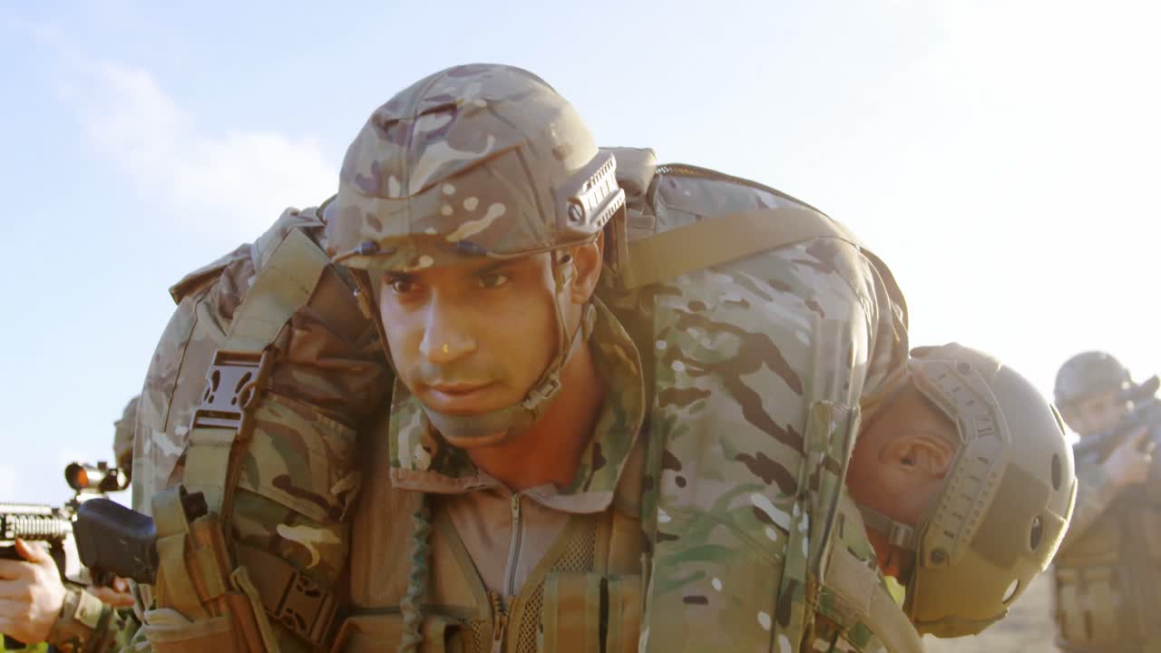 vista frontal de los soldados militares entrenando durante el entrenamiento militar 4k