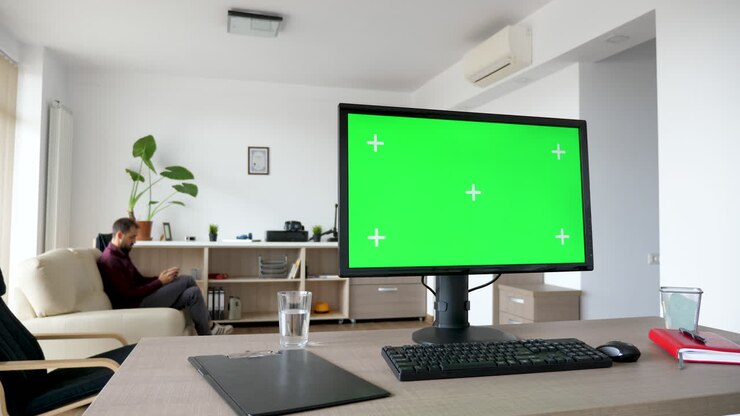 Configurazione ufficio con monitor green screen
