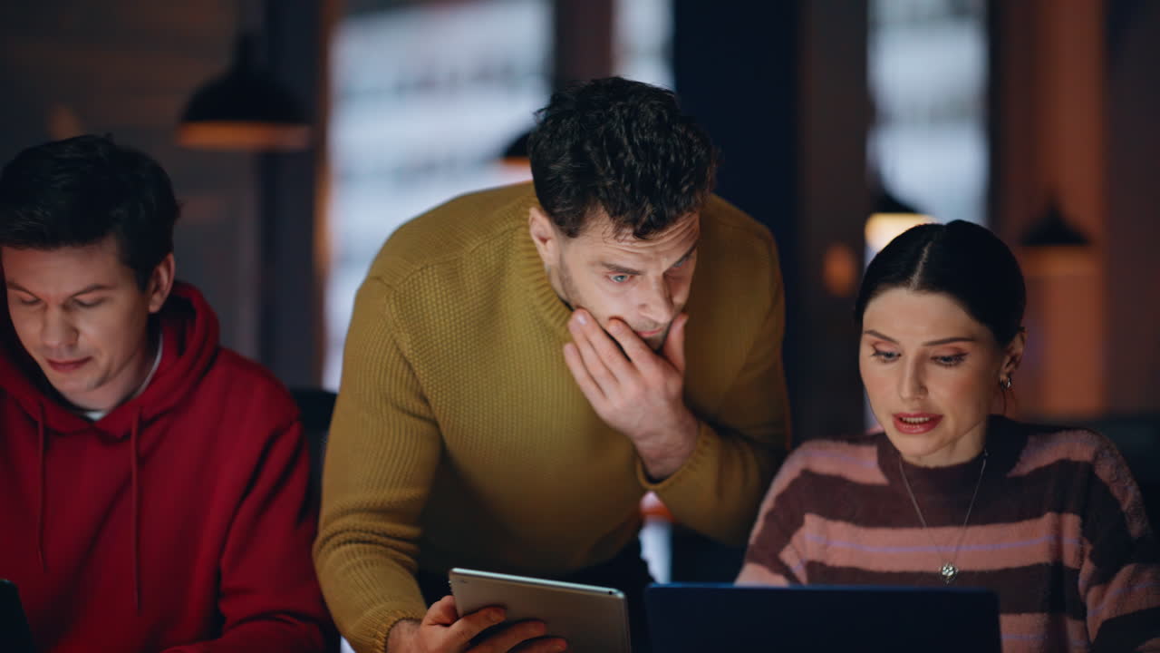 colaboración en equipo en la oficina