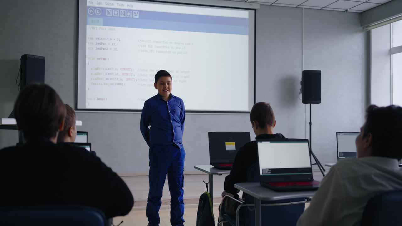 estudiantes en una clase de ciencias de la computación