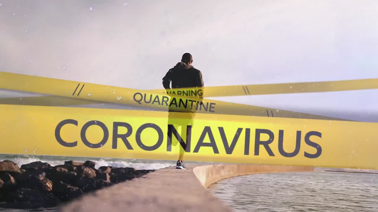 Video composito digitale di nastri di polizia gialli con il testo "Attenzione Quarantena Coronavirus" su uno sfondo di un uomo