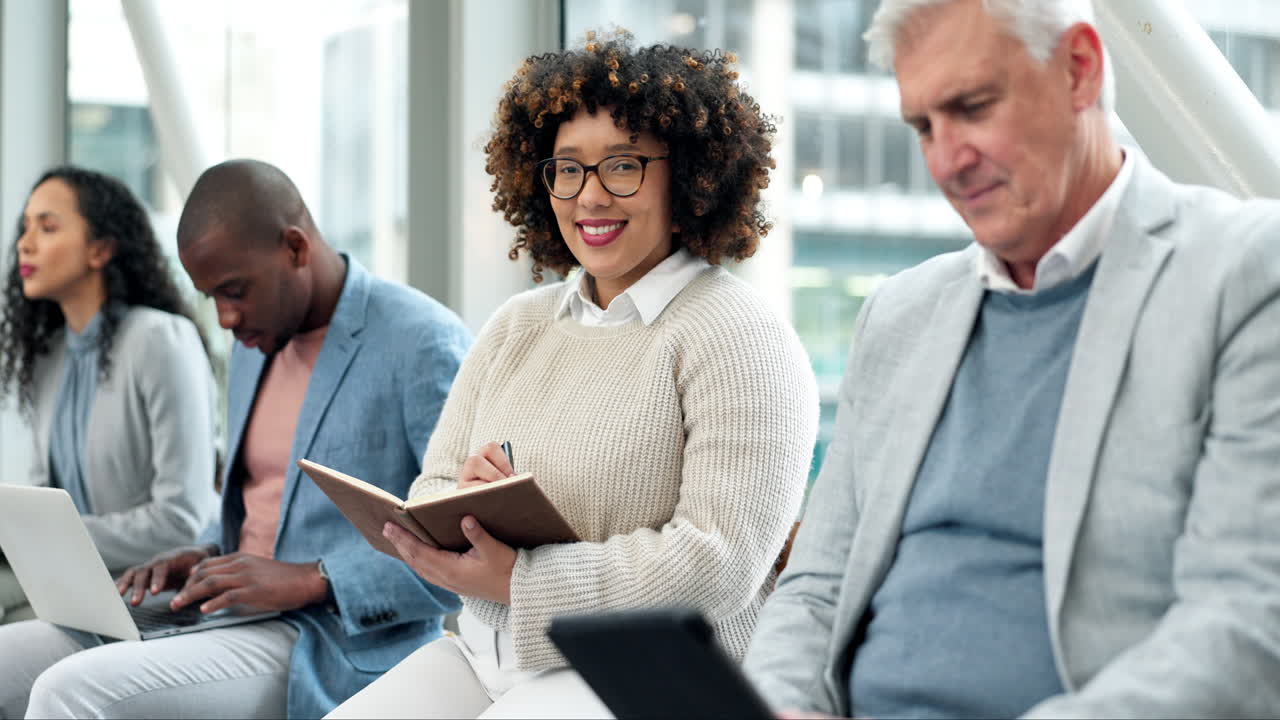 mujer, cara y sala de espera con cuaderno
