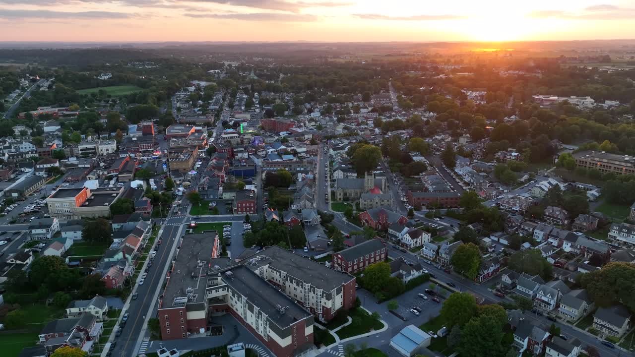hermosa puesta de sol sobre una pequeña ciudad histórica en ee.uu.