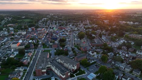 Hermosa-Puesta-De-Sol-Sobre-Una-Pequeña-Ciudad-Histórica-En-Estados-Unidos