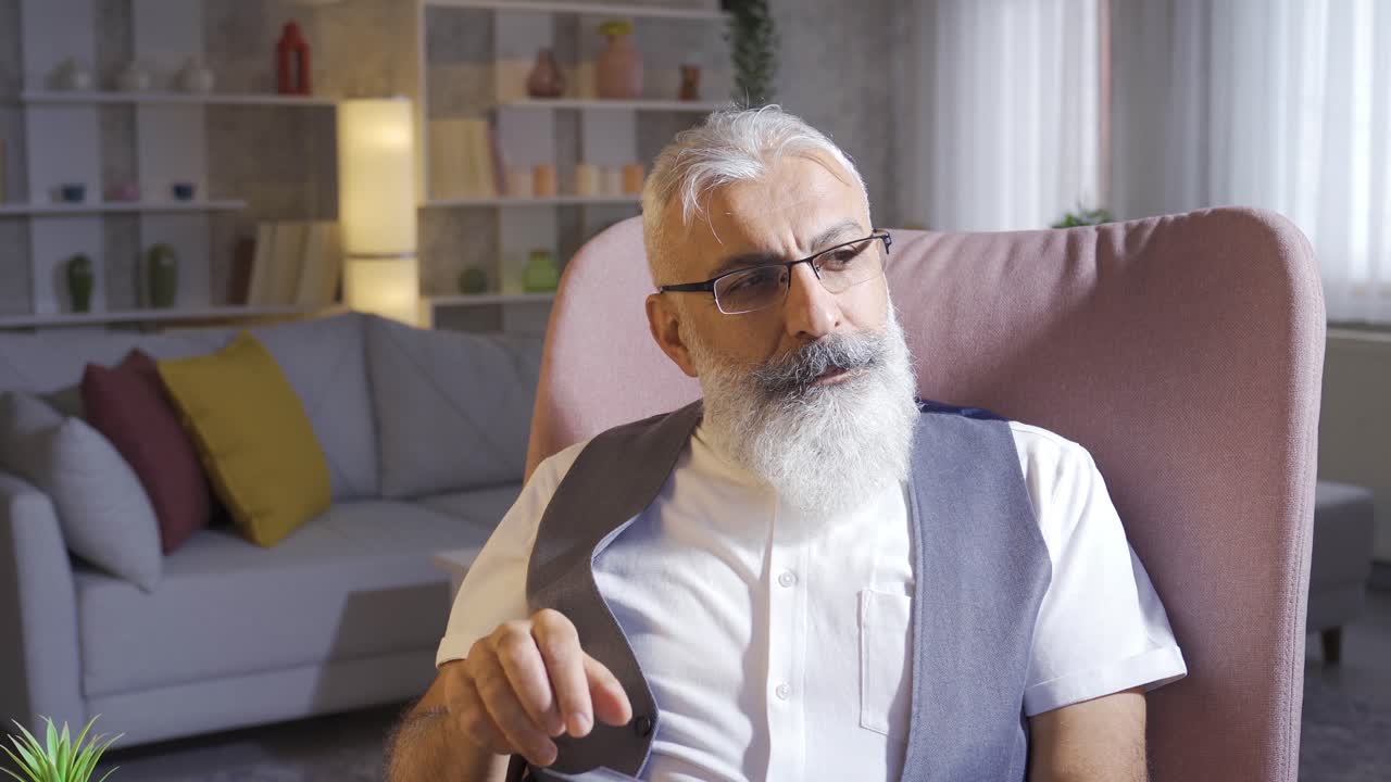hombre maduro leyendo un libro histórico, investigando y contemplando.