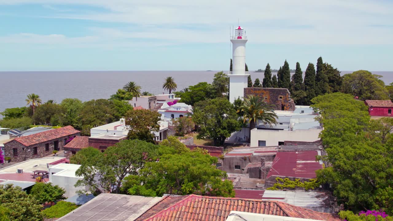 vista aérea del centro histórico de la colonia del sacramento con el faro como monumento principal, uruguay