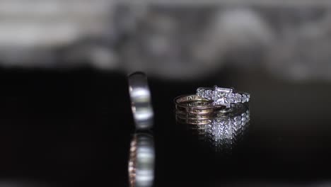 anillos de bodas elegantes en superficie reflectante