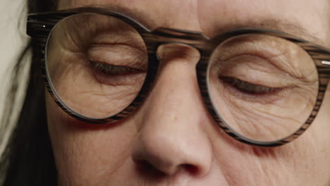 cerrar los ojos macro anciana con gafas envejecimiento belleza visión saludable concepto