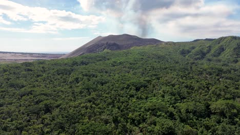 viaje de vacaciones con drones aéreos humo cielo volcán sobre la selva tropical viaje turismo isla tanna islas del pacífico vanuatu 4k