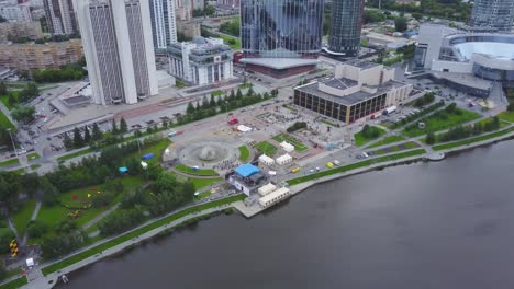 paisaje urbano con eventos y parque frente al río