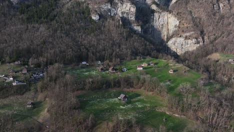 Atemberaubende-Schönheit-Der-Seerenbachfälle-Und-Des-Charmanten-Dorfes-Betlis-Amden-Weesen-In-Der-Schweiz,-Aufgenommen-Aus-Faszinierender-Drohnenperspektive,-Getaucht-In-Goldenes-Sonnenlicht-Inmitten-üppigen-Waldgrüns