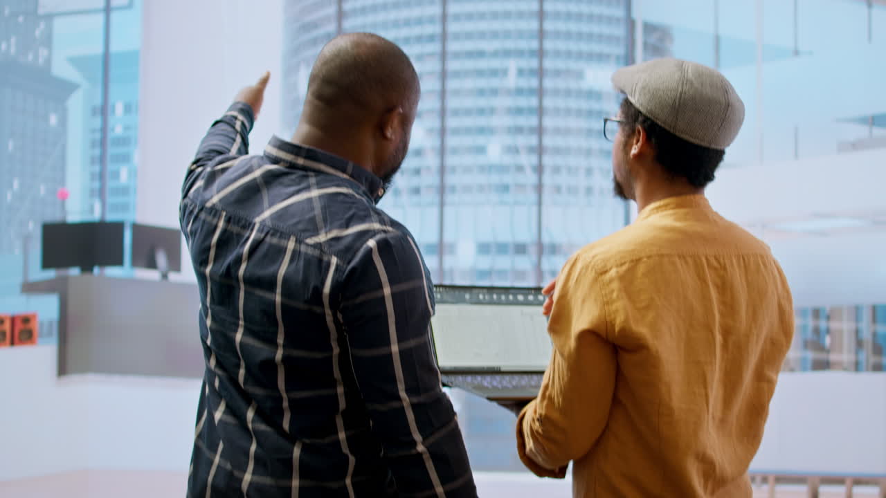 부동산 중개인과 비즈니스 팀이 작업 공간 디자인을 평가하고 이전을 계획합니다.