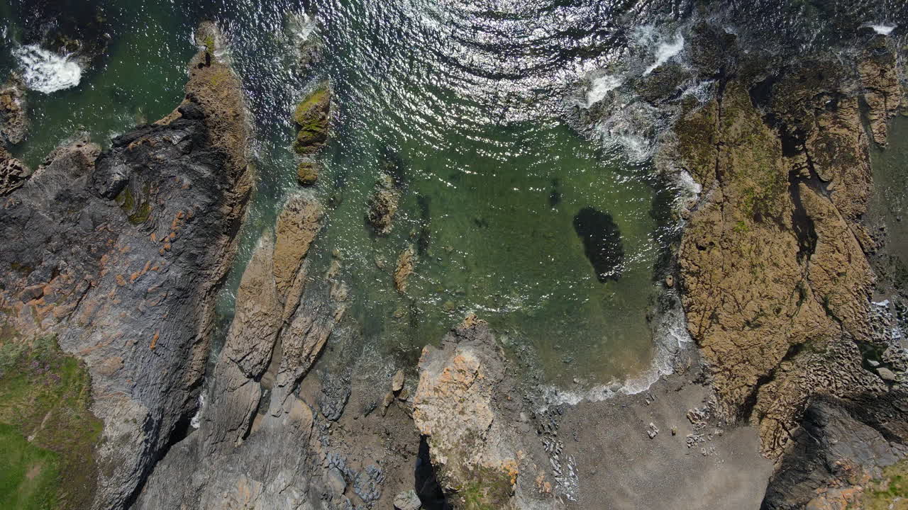 Onde color smeraldo si infrangono sulla riva di una spiaggia nella Contea di Dublino Nord