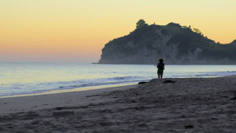 Trotar-Por-La-Mañana,-Hahei-Beach,-Nueva-Zelanda