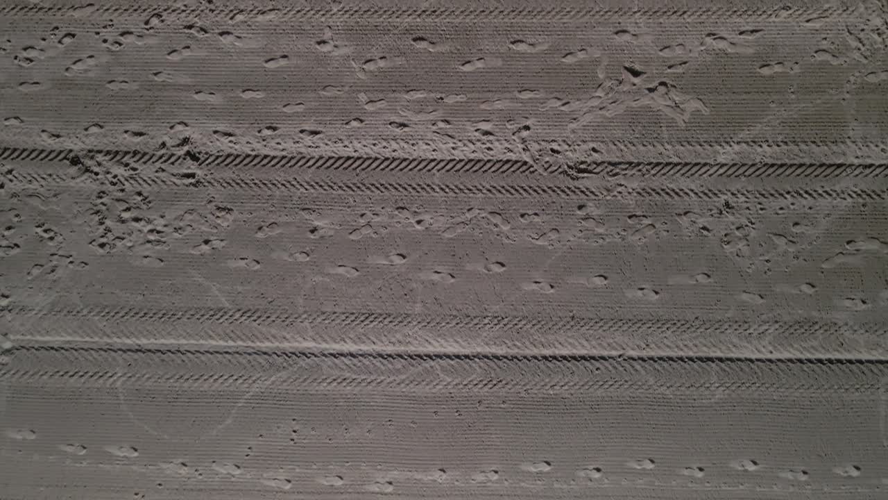 toma aérea de un dron de una playa vacía avanzando hacia el agua.