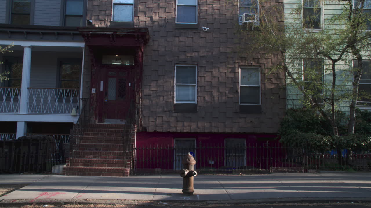 Håndholdt opptak av et leilighetsbygg i Greenpoint, Brooklyn. Filmet en vårmorgen i New York City.