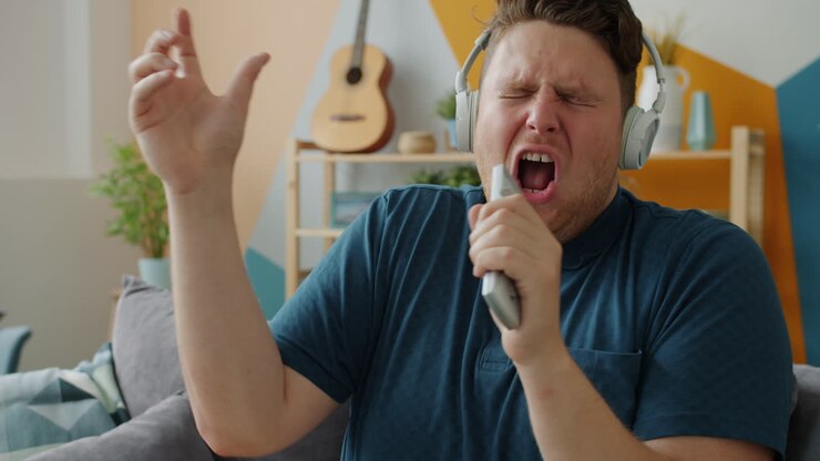 Uomo che canta al karaoke a casa