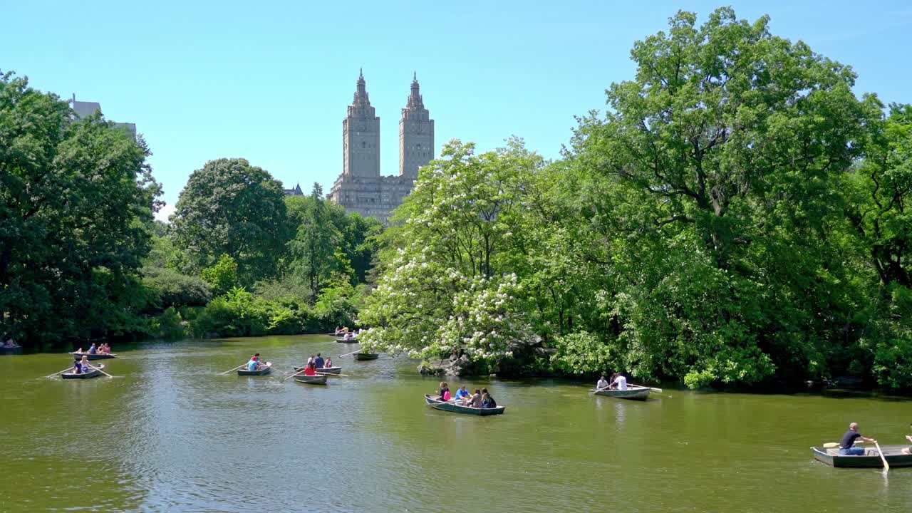호수 에서 여러 배 를 타고 rowing 하는 관광객 들