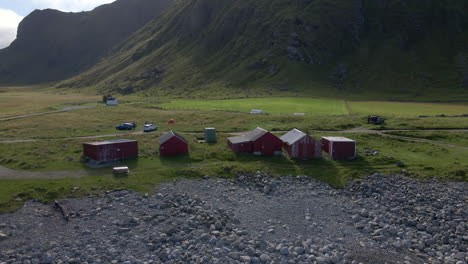 Tomas-Aéreas-De-Algunas-Pequeñas-Casas-De-Botes-En-Lofoten,-Noruega