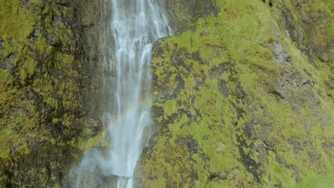 Drone-Pan-Encima-De-Una-Cascada-Que-Cae-Sobre-Grandes-Acantilados-De-Musgo-Amarillo