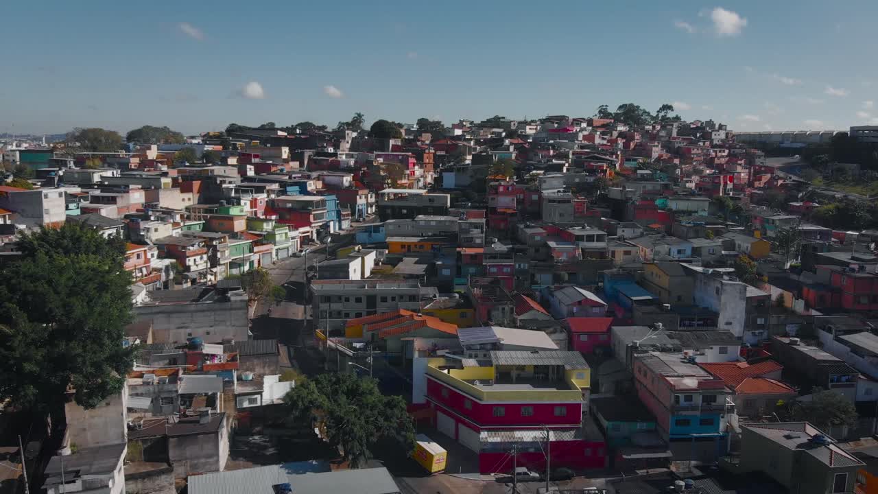 공중 풍경 이미지 - 브라질 상파울루 시 카망 레돈도 지역의 빈민가 상공 비행