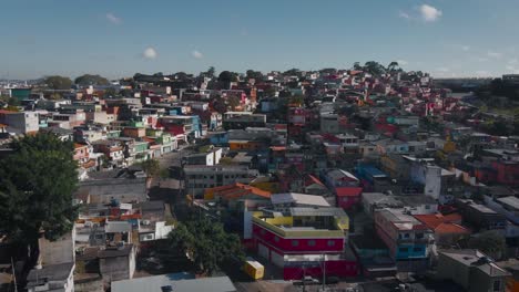 imagen del paisaje aéreo - volando sobre los barrios marginales en el distrito de capão redondo, ciudad de são paulo en brasil
