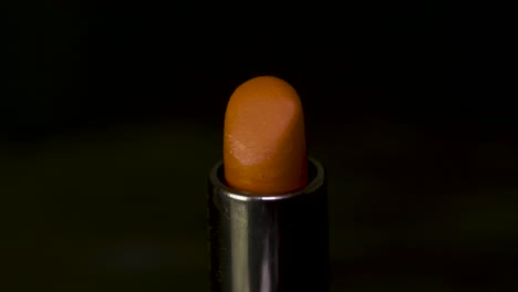 primer plano de un lápiz labial naranja