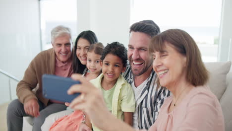 familia, selfie y abuelos o sofá para niños