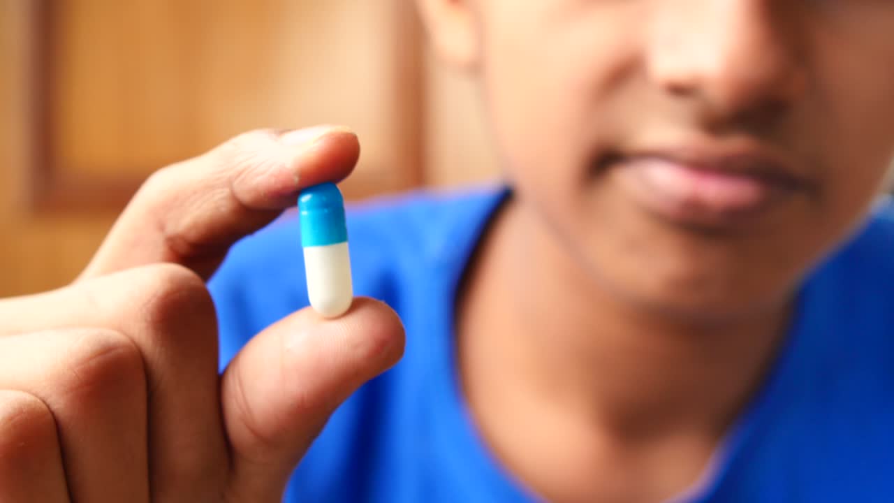 hombres sosteniendo una cápsula médica