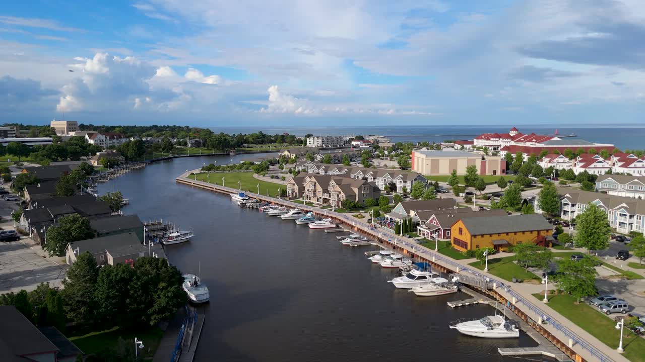 Drönarbild över flodbanken och den södra piren i Sheboygan, WI