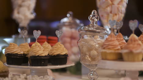 mesa dulce bellamente decorada con galletas y pasteles dulces