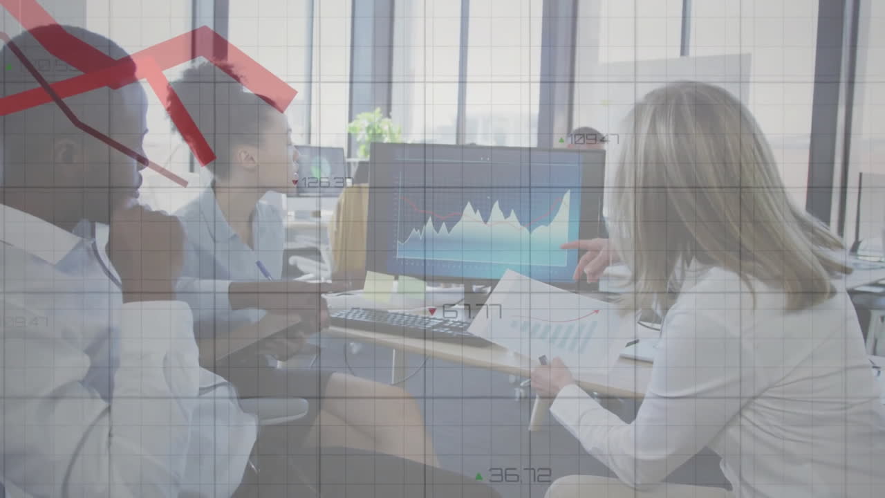 анимация падающих графиков и сетки над различными коллегами, обсуждающими отчеты на компьютере