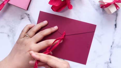 atando una cinta en un sobre